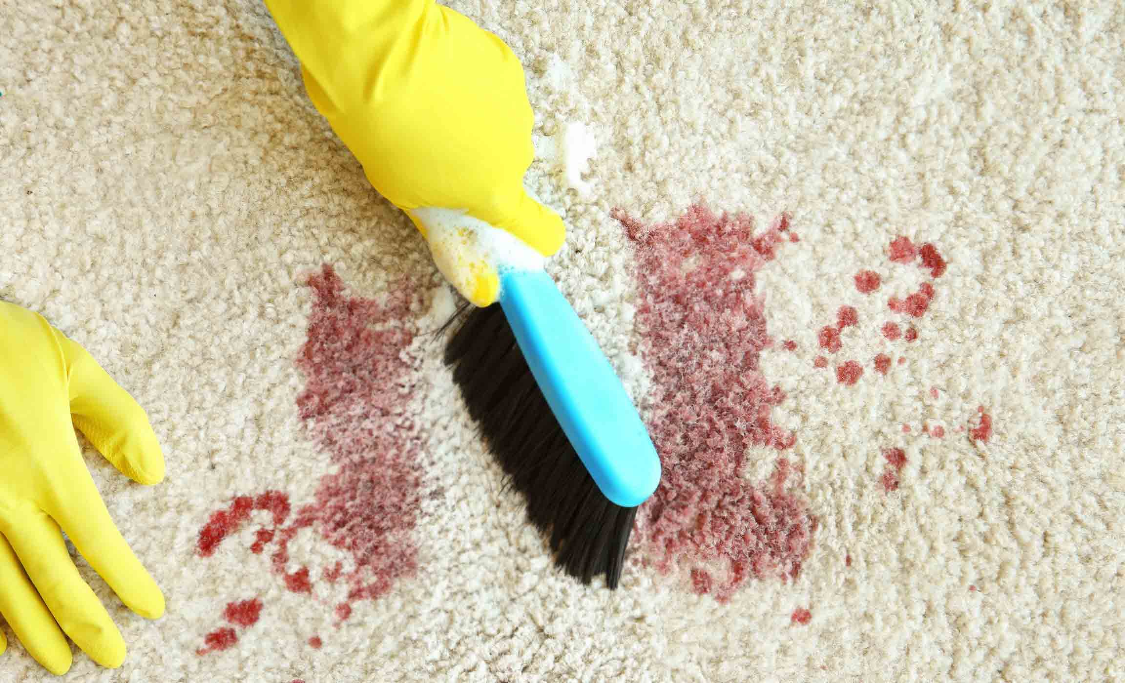 پاک کردن لکه خون از روی فرش در منزل - قالیشویی اوا